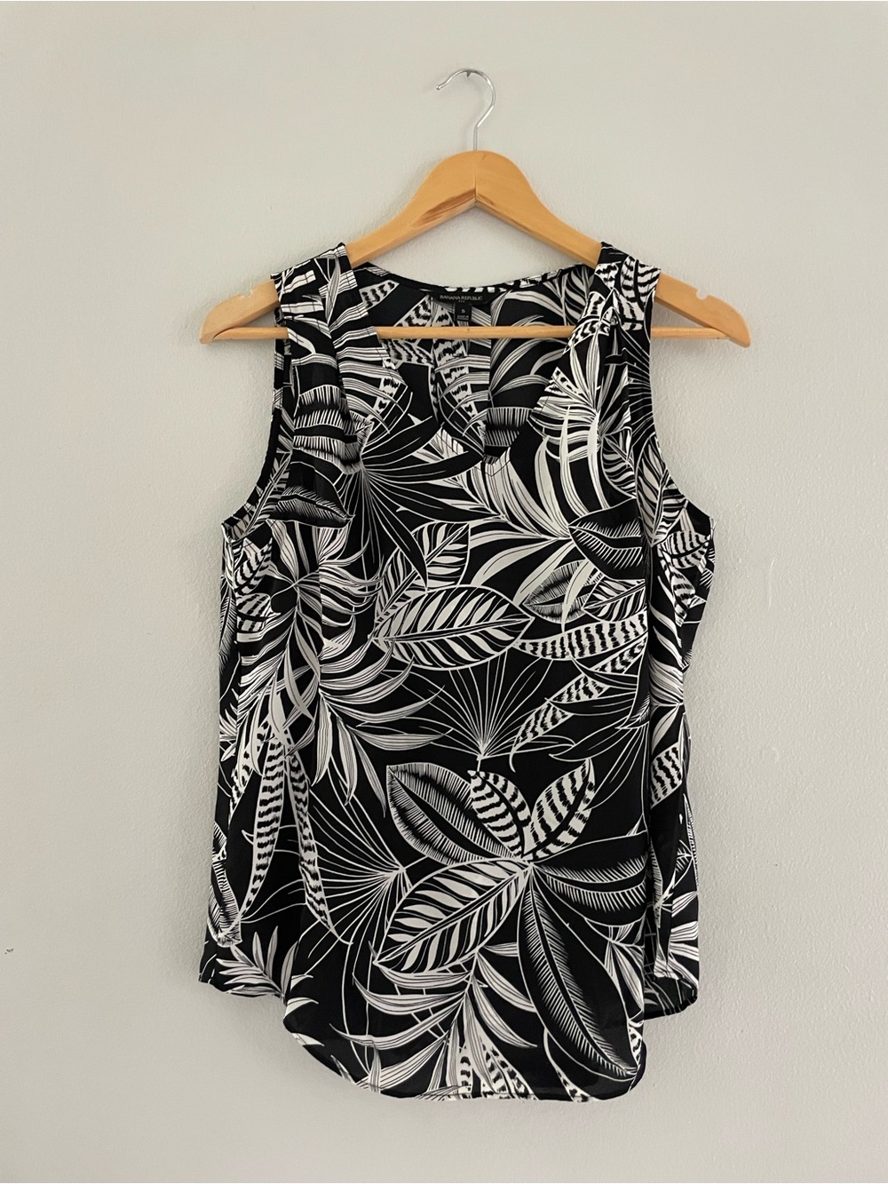 Banana Republic Factory Black & White Tropical Leaf Sleeveless Blouse